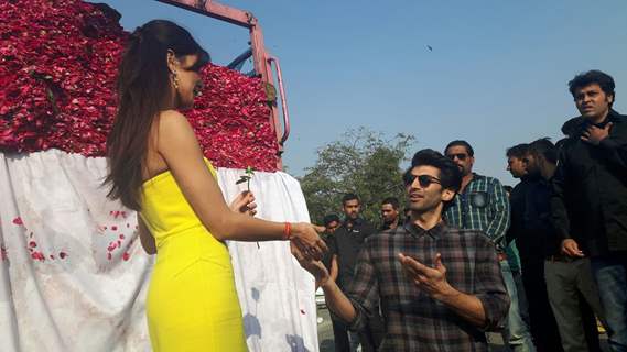 Aditya Presents a Truck Full of Roses on Rose Day Katrina!