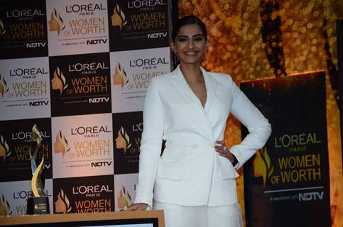 Sonam Kapoor Dazzles  at NDTV L'oreal Paris 'Women of Worth Awards'