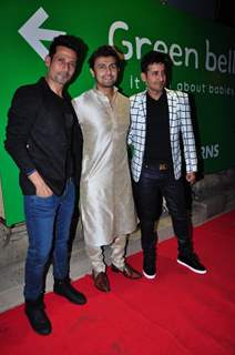 Sonu Nigam poses with Harmeet and Manmeet Singh at Their Success Bash