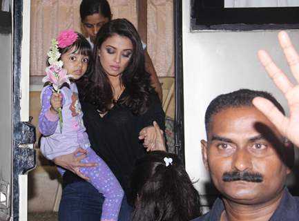 Aishwarya Carries Aaradhya Bachchan on her Shoots Too!