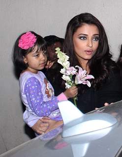 Aishwarya & Aaradhya Bachchan Snapped!