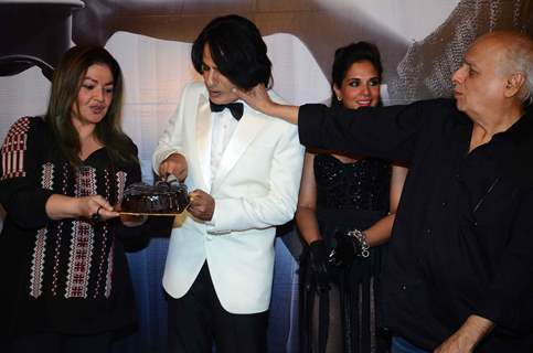 Rahul Cuts the Cake at Launch of film 'Cabaret' & On Location Shoot!