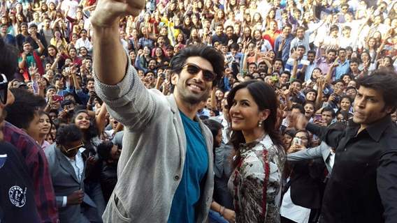 Aditya Roy Kapur & Katrina Kaif Took a Selfie with the Crowd Present