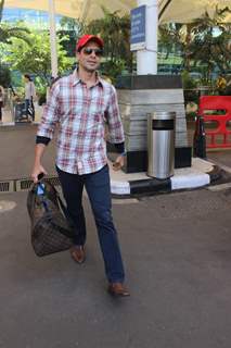 Airport Spotting: Dino Morea