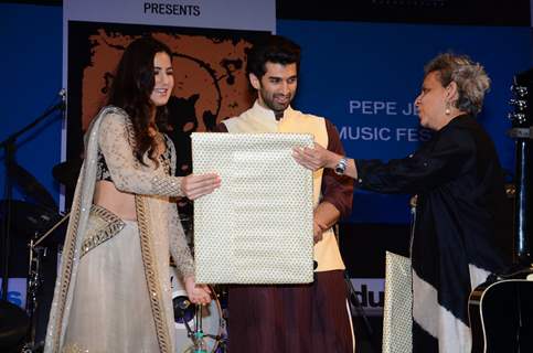 Katrina and Aditya Recieves Photo Frames as a Gift at Kala Ghoda Arts Festival 2016!