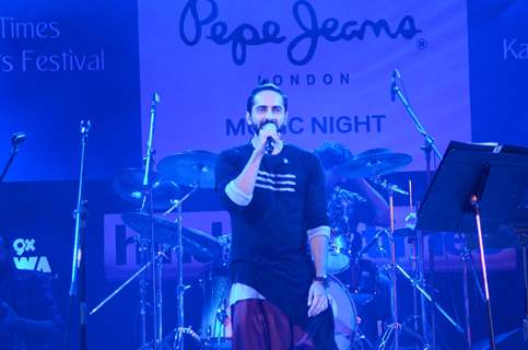 Ayushmann Khurrana Performs at Kala Ghoda Arts Festival 2016!