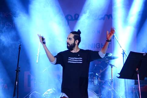 Ayushmann Khurrana Performs at Pepe Jeans Music Concert Held at Kala Ghoda Arts Festival 2016!