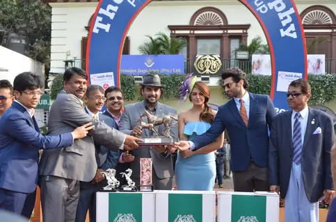 Aditya Roy Kapur, Huma Qureshi and R Madhavan Recieves Trophy at Mid-Day Race