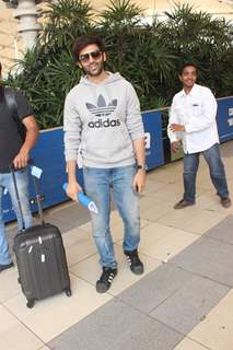 Kartik Aaryan Snapped at Airport