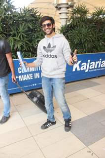 Kartik Aaryan Snapped at Airport