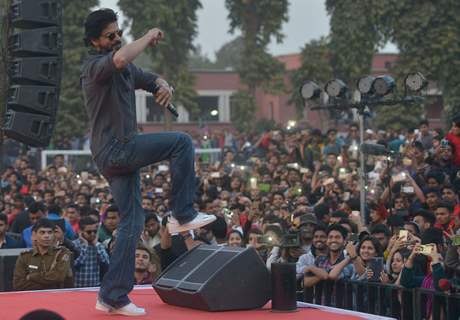 Shah Rukh Khan Launches  'FAN' Anthem at Hansraj College Where He Studied