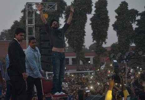 Huge Crowd Gathered as SRK Launched 'FAN' Anthem at Hansraj College