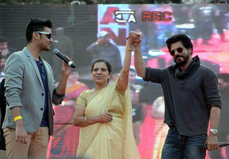 Shah Rukh Khan with the Faculty of Hansraj College at  Launch of 'FAN' Anthem in Campus