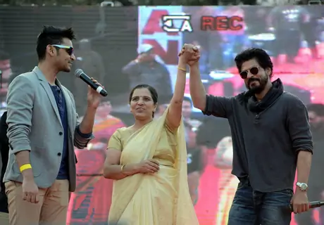 Shah Rukh Khan with the Faculty of Hansraj College at  Launch of 'FAN' Anthem in Campus
