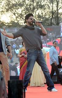 Shah Rukh Khan's Signature Pose: at Launch of 'FAN' Anthem at Hansraj College