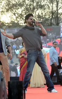 Shah Rukh Khan's Signature Pose: at Launch of 'FAN' Anthem at Hansraj College