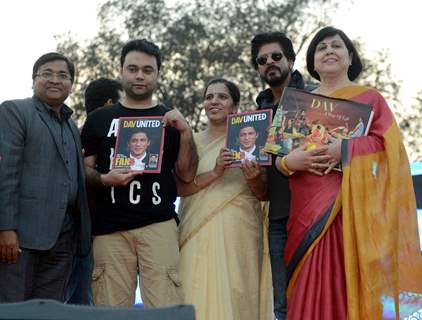 Shah Rukh Khan with Faculties at Launch of 'FAN' Anthem at Hansraj College