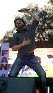 Shah Rukh Khan Dances on the beats of 'FAN' Anthem at SRK's Hansraj College during the Launch