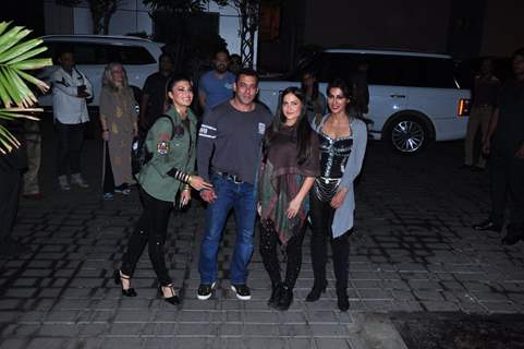 Jacqueline Fernandes, Elli Avram, Chitrangda Singh pose with Salman Khan