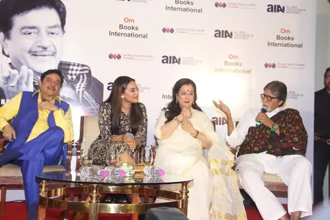 Amitabh Bachchan interacts with Sonakshi at Shatrughan Sinha's Book Launch