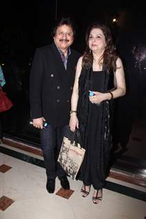 Pankaj Udhas poses with Wife at Shatrughan Sinha's Book Launch