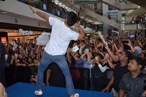 Ranveer Singh entertaining his fans at Gap Jeans Store Launch