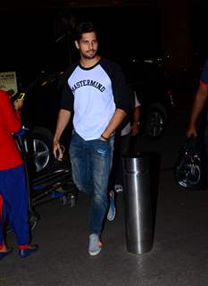 Airport Spotting: Sidharth Malhotra