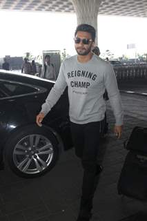 Arjun Kapoor Snapped at Airport