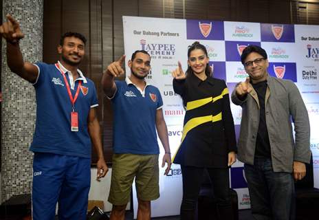 Sonam Kapoor poses with Ram Madhvan at Pro Kabaddi in Delhi