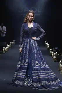 Esha Gupta Walks for Jade