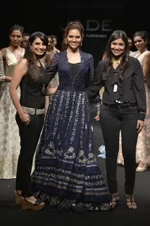 Esha Gupta Walks for Jade