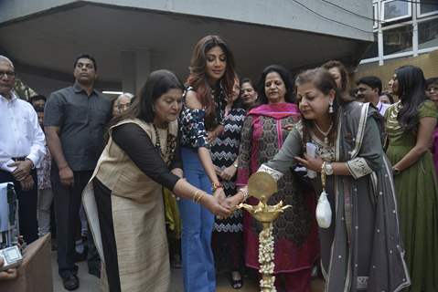 Shilpa Shetty lighting the lamp at Jamnabai School