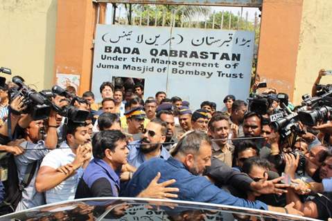 Sanjay Dutt Visits his Mom's Kabrastan post his release from Yerwada Jail