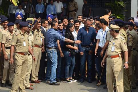 Sanjay Dutt Arrives at Mumbai Airport; Manyata Dutt Receives him
