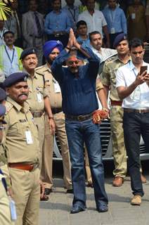 Sanjay Dutt Visits Siddhivinayk Temple