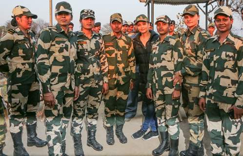 Aishwarya Rai Bachchan Spend Time with BSF 'Jawans' While Shooting for Sarabjit