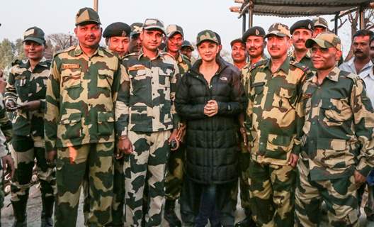 Aishwarya Rai Bachchan Spend Time with BSF 'Jawans' While Shooting for Sarabjit