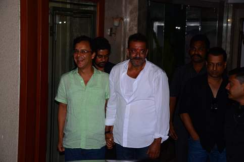 Vidhu Vinod Chopra Visits Sanjay Dutt at his Home!