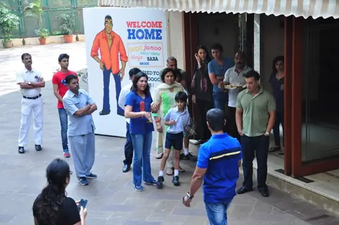 Priya Dutt and Family waits for Sanjay Dutt to Arrive at Home!