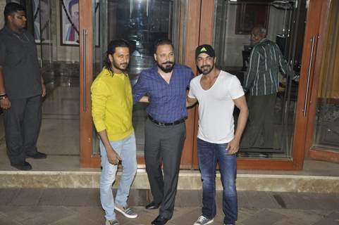 Ashish Chowdhry and Riteish Deshmukh Meets Sanjay Dutt at his Home!