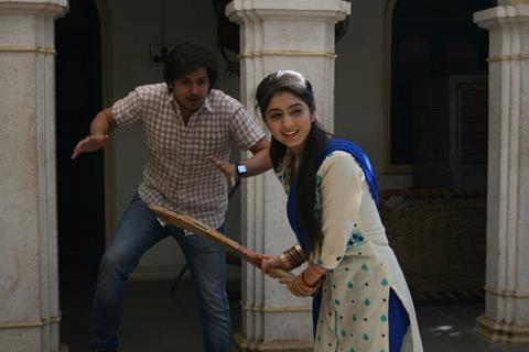 Rohit Bharadwaj and Sonali Nikam Plays Cricket on sets of Aadhe Adhoore