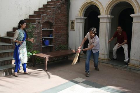 Ajai Sinha, Rohit Bharadwaj and Sonali Nikam Plays Cricket on sets of Aadhe Adhoore