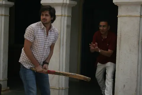 Rohit Bharadwaj and Ajai Sinha Plays Cricket on sets of Aadhe Adhoore