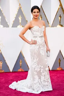Red Carpet: Priyanka Chopra Dazzles at Oscar Awards 2016