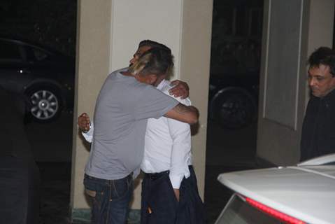 Suniel Shetty Greets Sanjay Dutt at his Residence!