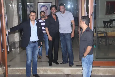 Shah Rukh Khan Meets Sanjay Dutt at his Residence!