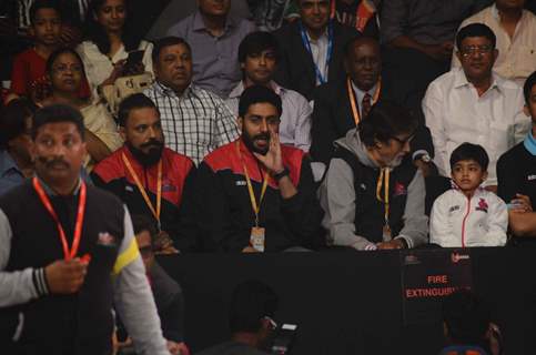 Amitabh Bachchan and Abhishek Bachchan were snapped at Pro Kabaddi Match