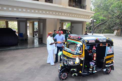 Sanjay Dutt meets his Fan at his Residence