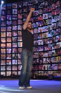 Shah Rukh Waives at Audience at Trailer Launch of 'FAN'