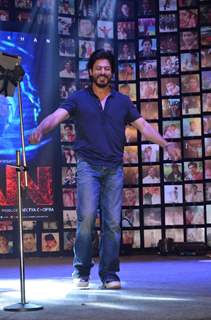 Shah Rukh Khan shows his Dance Moves at Trailer Launch of 'FAN'